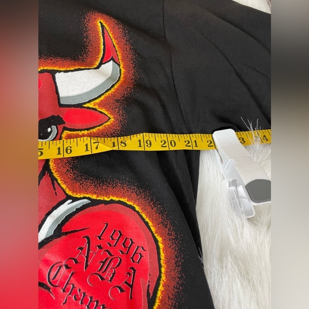 Vintage with tags 1996 Six Fingers Left Chicago Bulls Black T-Shirt - Picture 4 of 12
